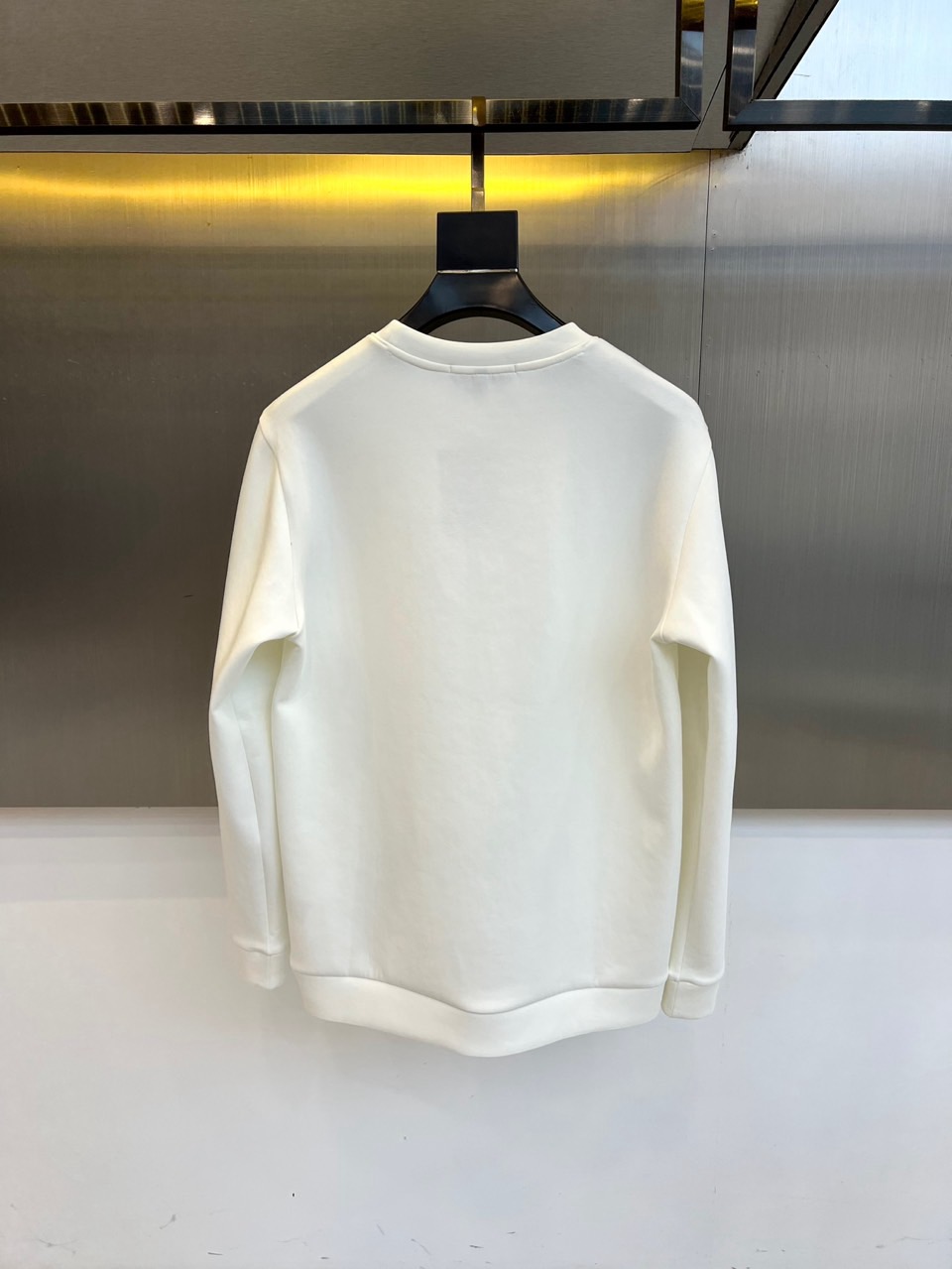 1v威登、2025秋冬新品男士空气层卫衣，这款圆领卫衣采用95%棉与5%氨纶精准配比的空气层面料，通过独