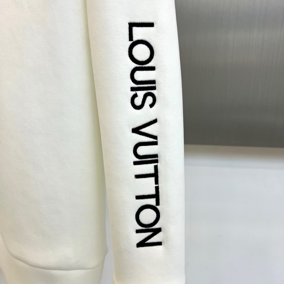 1v威登、2025秋冬新品男士空气层卫衣，这款圆领卫衣采用95%棉与5%氨纶精准配比的空气层面料，通过独