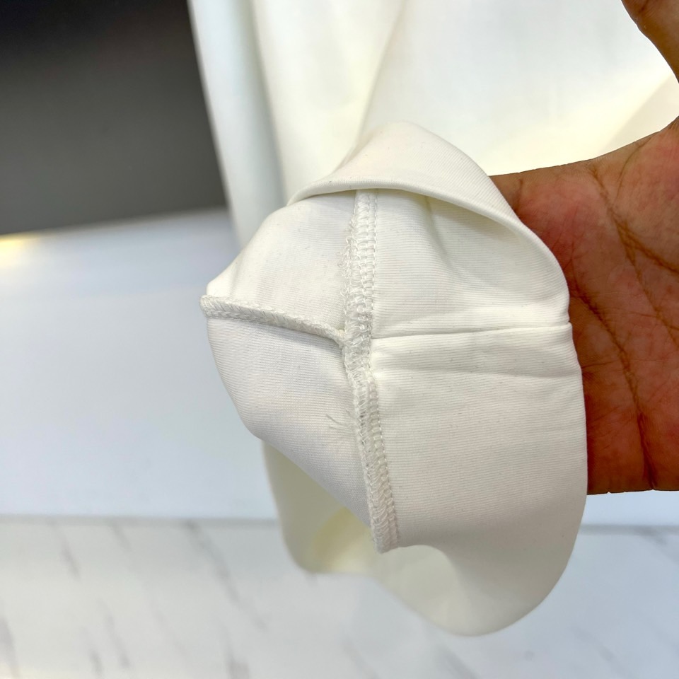 1v威登、2025秋冬新品男士空气层卫衣，这款圆领卫衣采用95%棉与5%氨纶精准配比的空气层面料，通过独