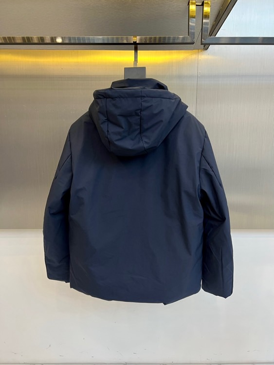 Prad普拉达、2025秋冬新款棉服以深邃藏蓝色演绎都市实用美学。这款连帽棉服采用立体绗缝工艺形成规整的