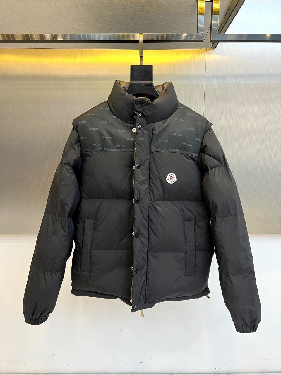 Mon蒙口、2025秋冬新品创新推出多功能羽绒服系列，【双面穿，袖子可拆卸】以深棕色与经典黑色演绎实用美