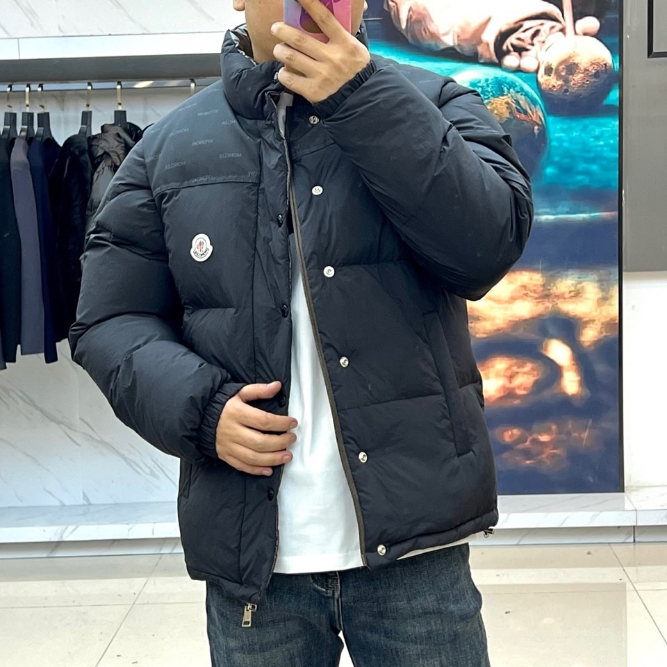 Mon蒙口、2025秋冬新品创新推出多功能羽绒服系列，【双面穿，袖子可拆卸】以深棕色与经典黑色演绎实用美