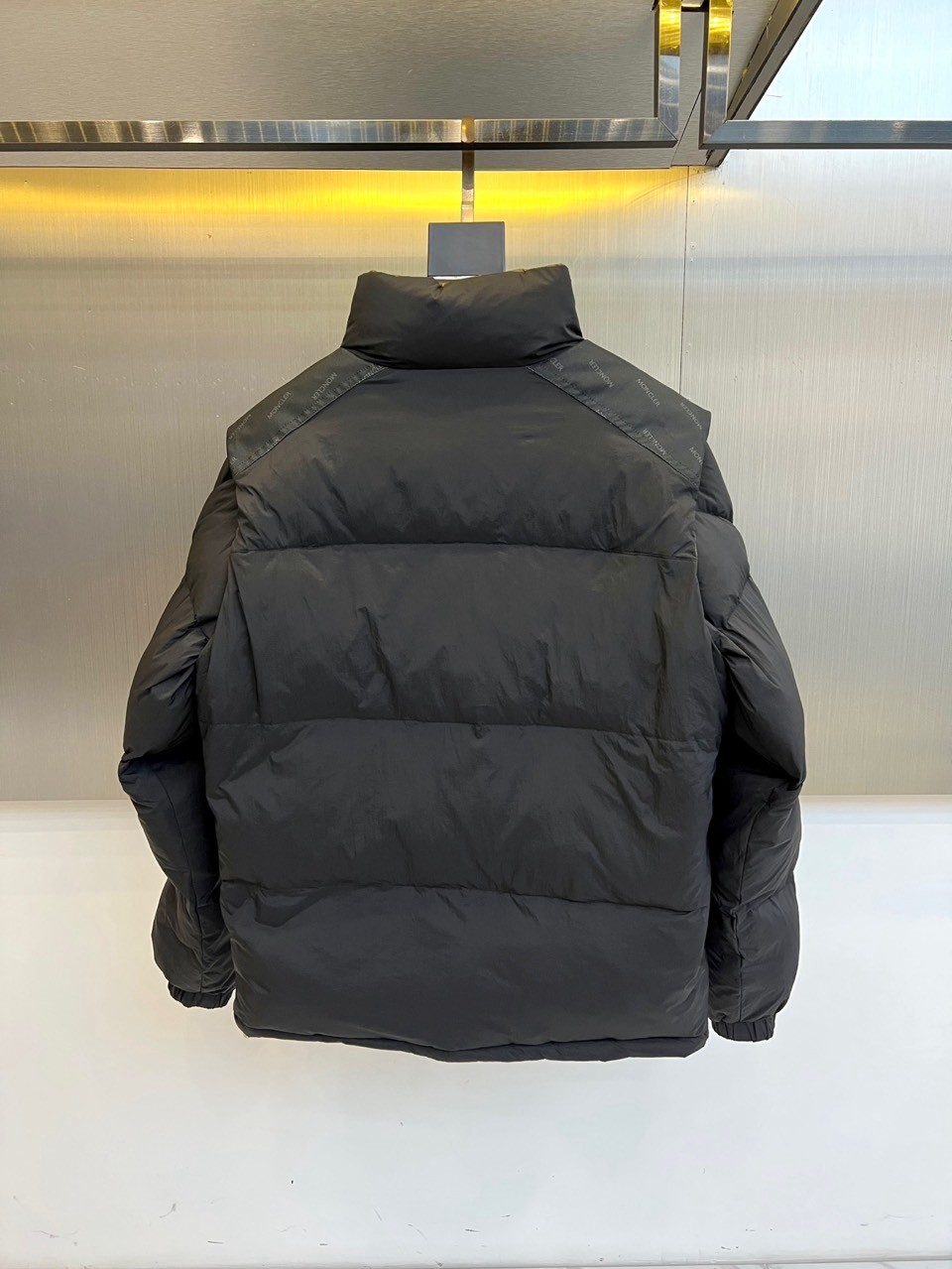 Mon蒙口、2025秋冬新品创新推出多功能羽绒服系列，【双面穿，袖子可拆卸】以深棕色与经典黑色演绎实用美