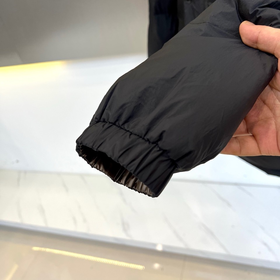 Mon蒙口、2025秋冬新品创新推出多功能羽绒服系列，【双面穿，袖子可拆卸】以深棕色与经典黑色演绎实用美