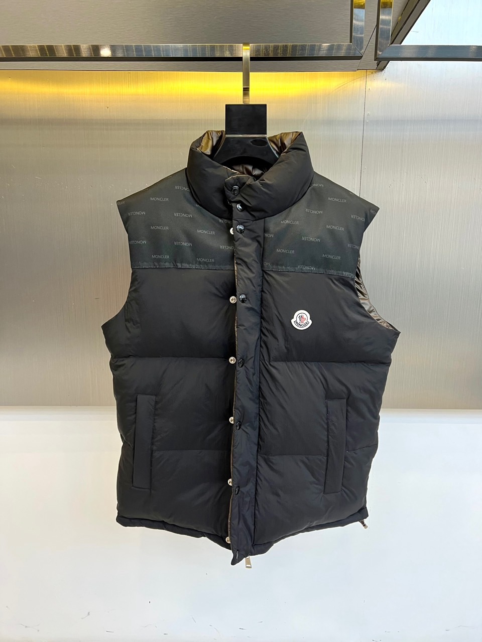 Mon蒙口、2025秋冬新品创新推出多功能羽绒服系列，【双面穿，袖子可拆卸】以深棕色与经典黑色演绎实用美