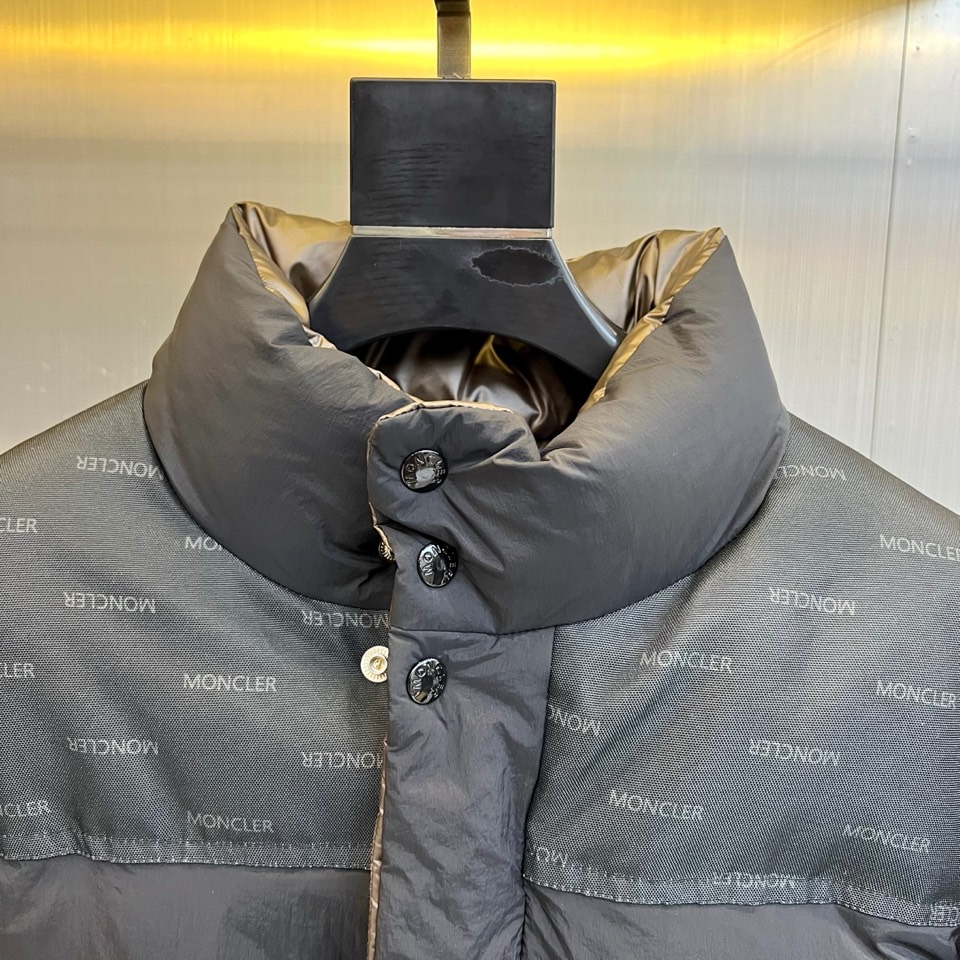 Mon蒙口、2025秋冬新品创新推出多功能羽绒服系列，【双面穿，袖子可拆卸】以深棕色与经典黑色演绎实用美