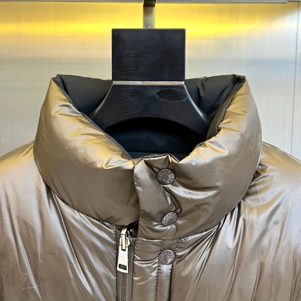 Mon蒙口、2025秋冬新品创新推出多功能羽绒服系列，【双面穿，袖子可拆卸】以深棕色与经典黑色演绎实用美