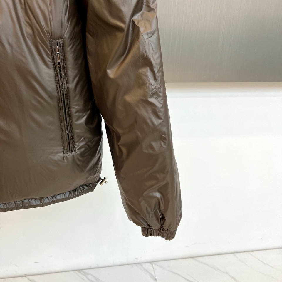 Mon蒙口、2025秋冬新品创新推出多功能羽绒服系列，【双面穿，袖子可拆卸】以深棕色与经典黑色演绎实用美