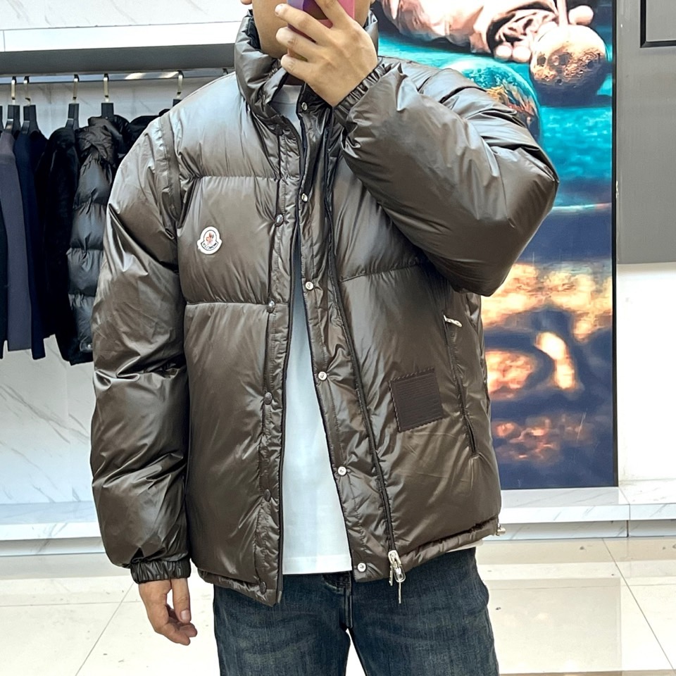 Mon蒙口、2025秋冬新品创新推出多功能羽绒服系列，【双面穿，袖子可拆卸】以深棕色与经典黑色演绎实用美
