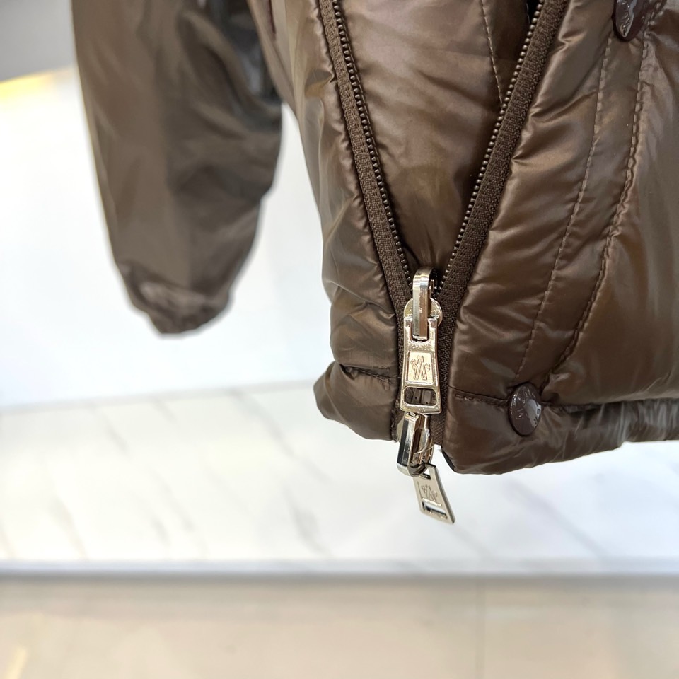 Mon蒙口、2025秋冬新品创新推出多功能羽绒服系列，【双面穿，袖子可拆卸】以深棕色与经典黑色演绎实用美