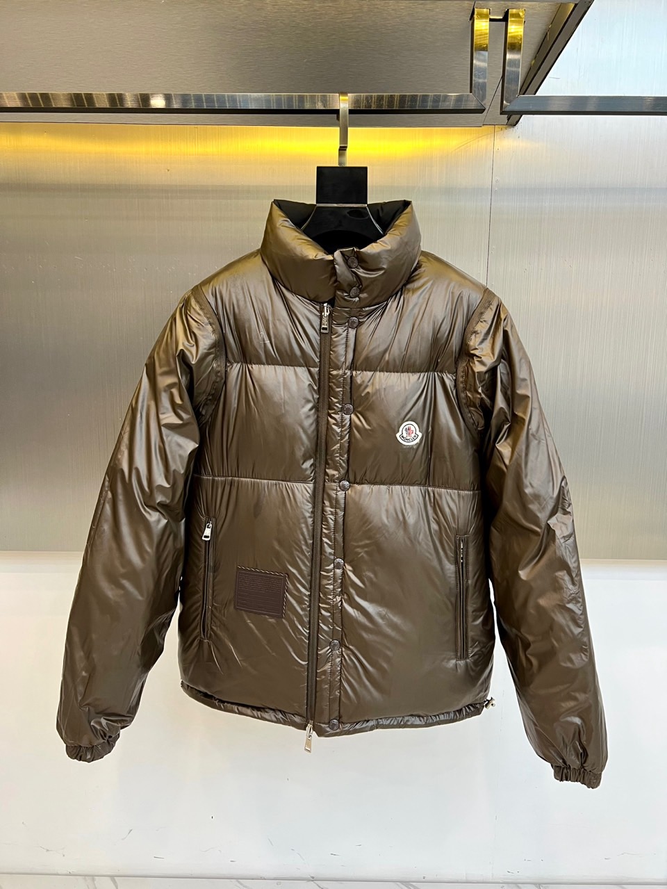 Mon蒙口、2025秋冬新品创新推出多功能羽绒服系列，【双面穿，袖子可拆卸】以深棕色与经典黑色演绎实用美