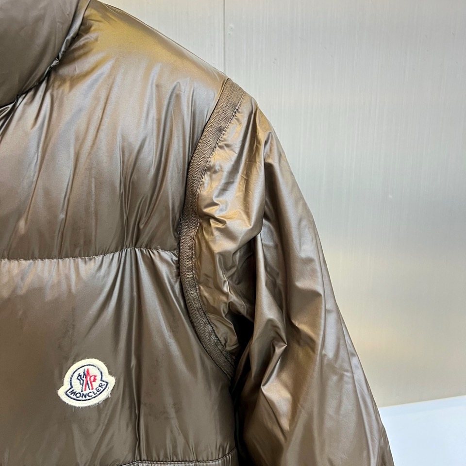 Mon蒙口、2025秋冬新品创新推出多功能羽绒服系列，【双面穿，袖子可拆卸】以深棕色与经典黑色演绎实用美