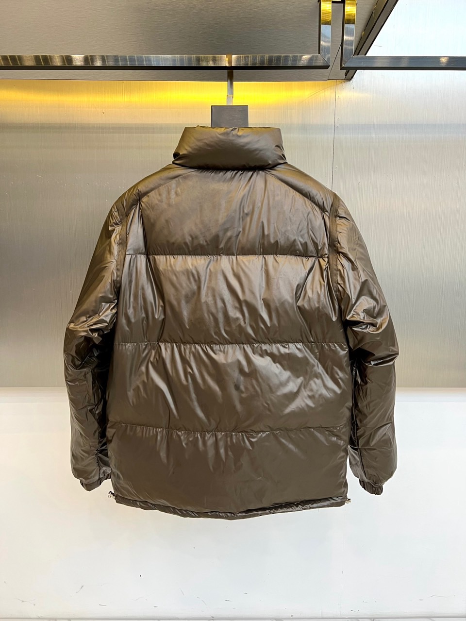 Mon蒙口、2025秋冬新品创新推出多功能羽绒服系列，【双面穿，袖子可拆卸】以深棕色与经典黑色演绎实用美