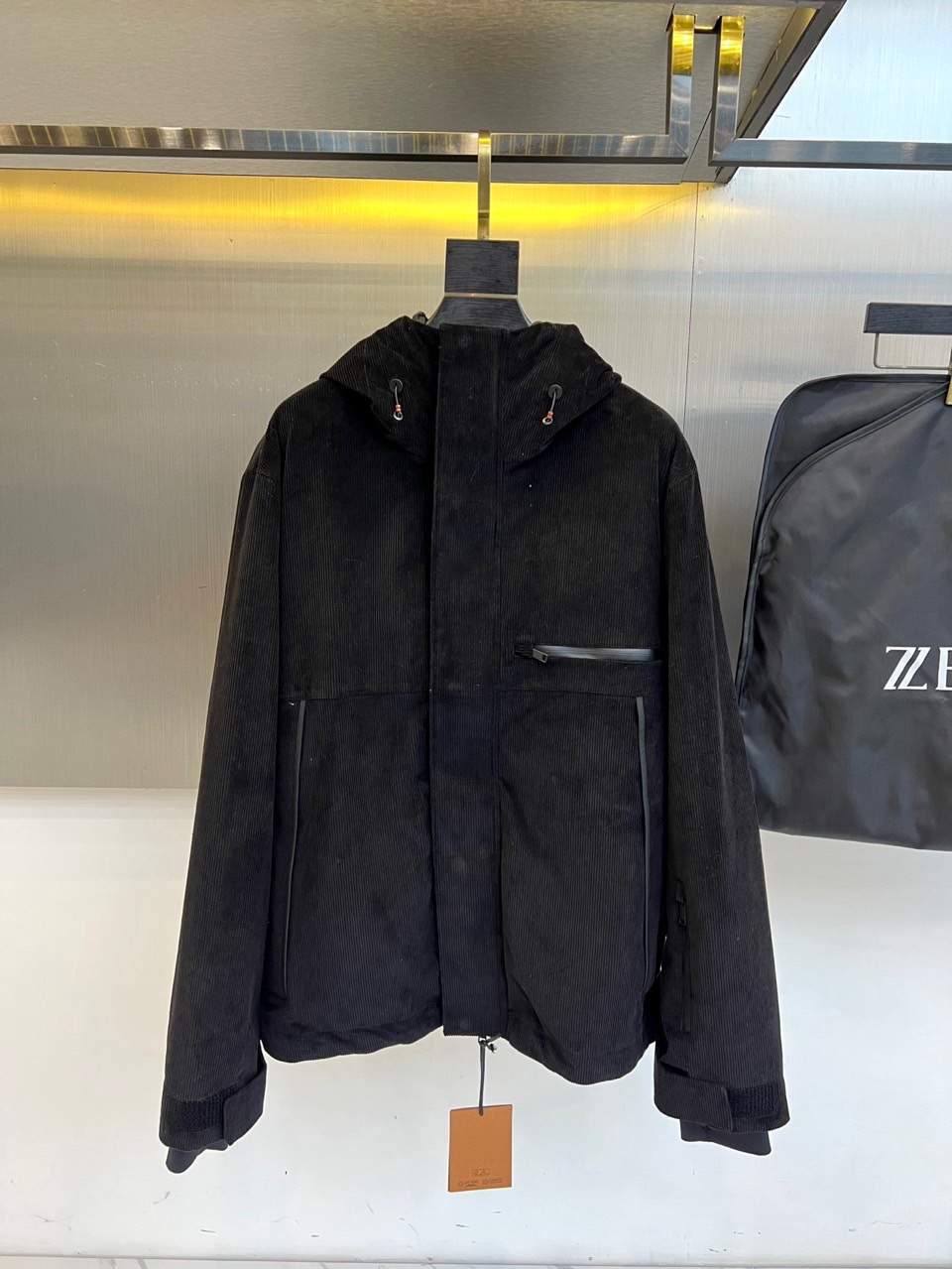 Zegna杰尼亚、2025秋冬新品三合一羽绒服以极简美学诠释多功能穿着理念。这款羽绒服提供纯白与黑灰拼色