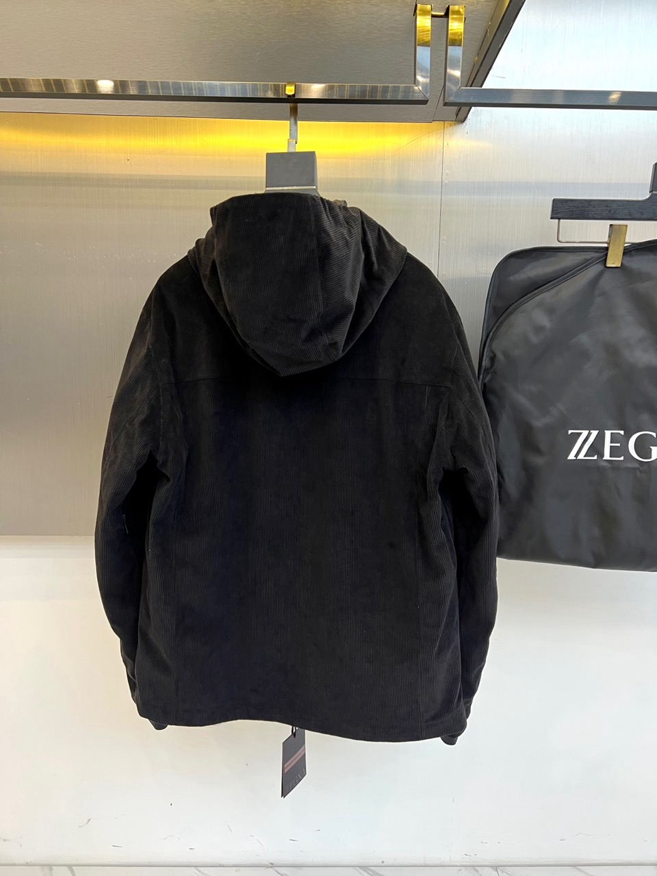 Zegna杰尼亚、2025秋冬新品三合一羽绒服以极简美学诠释多功能穿着理念。这款羽绒服提供纯白与黑灰拼色