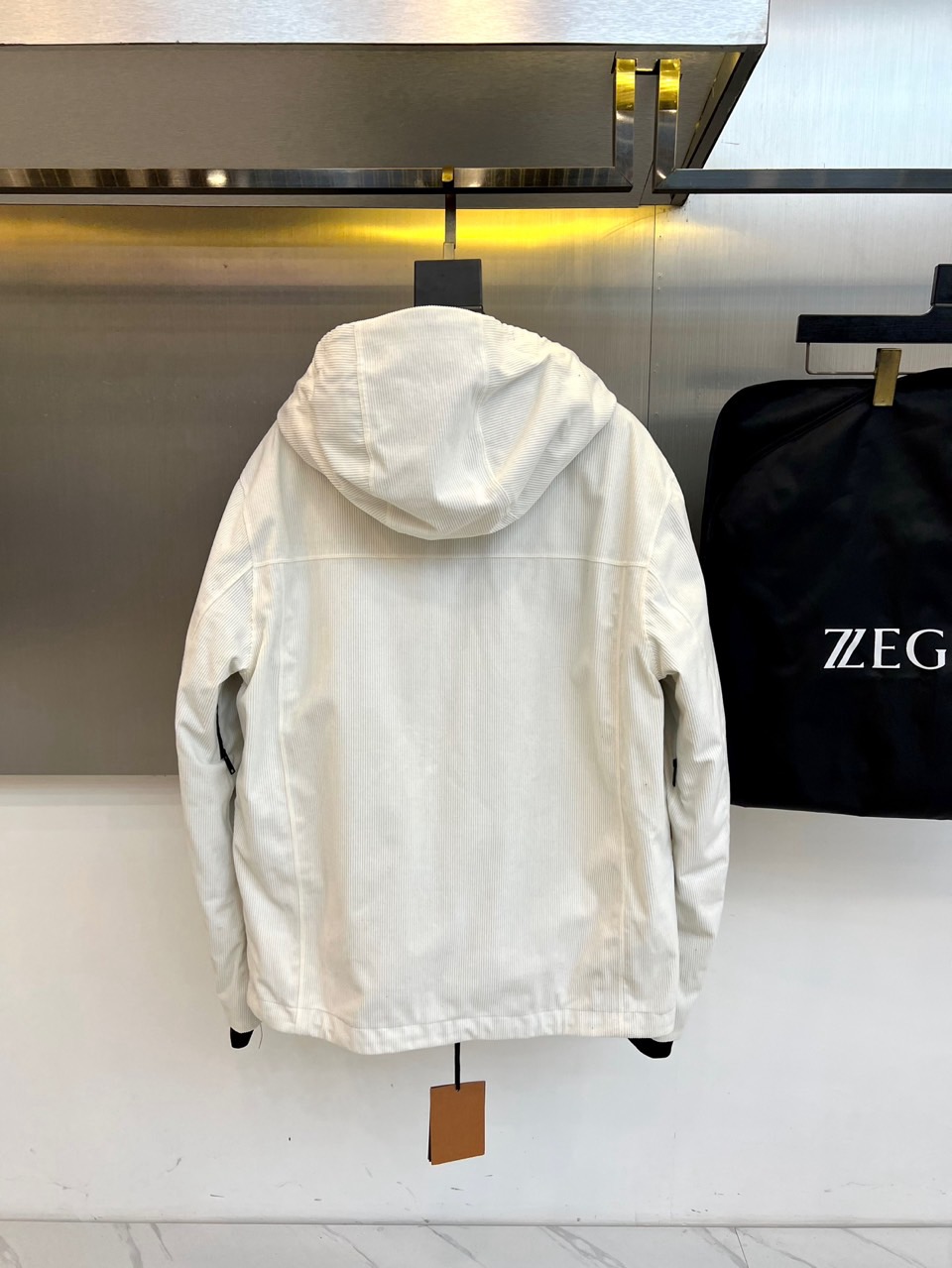 Zegna杰尼亚、2025秋冬新品三合一羽绒服以极简美学诠释多功能穿着理念。这款羽绒服提供纯白与黑灰拼色
