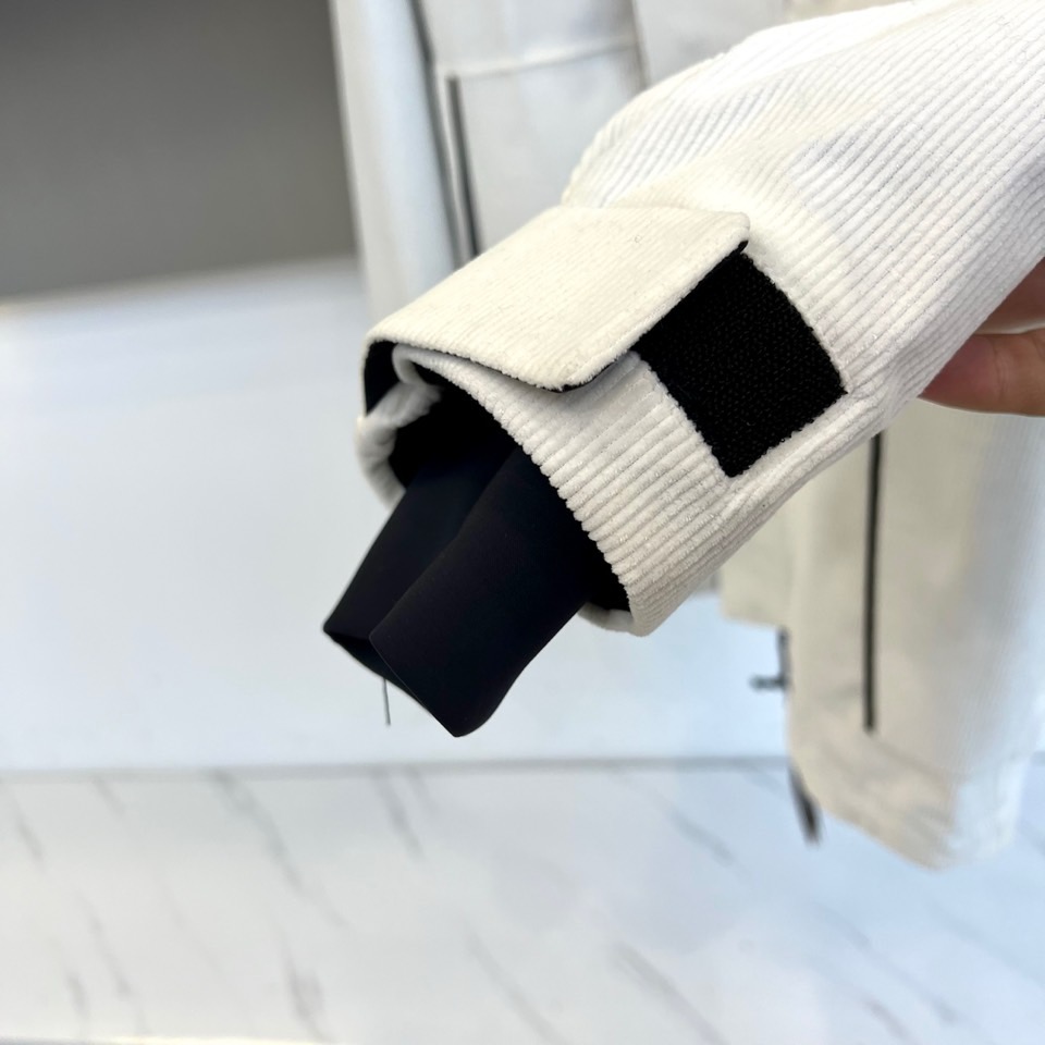 Zegna杰尼亚、2025秋冬新品三合一羽绒服以极简美学诠释多功能穿着理念。这款羽绒服提供纯白与黑灰拼色