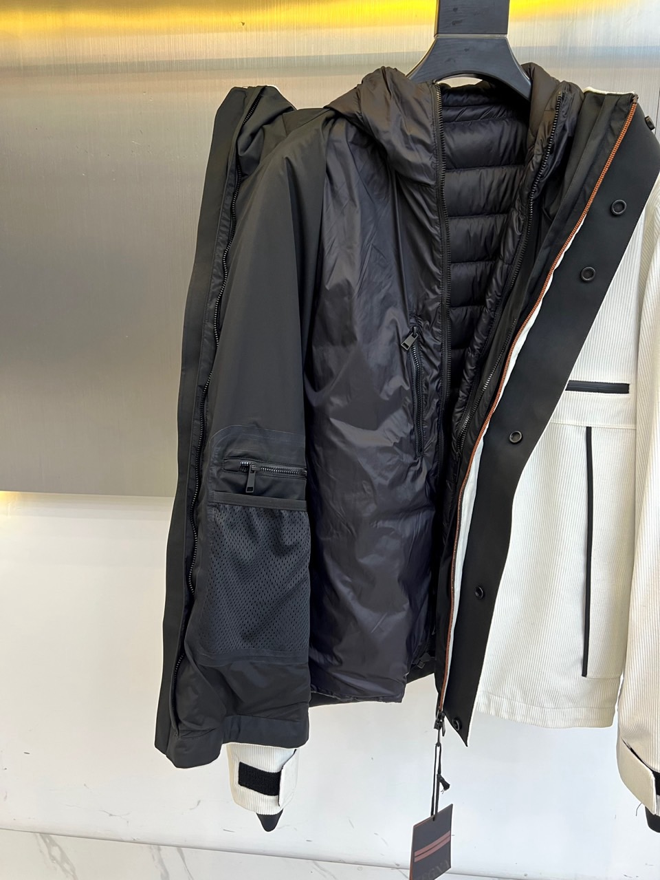 Zegna杰尼亚、2025秋冬新品三合一羽绒服以极简美学诠释多功能穿着理念。这款羽绒服提供纯白与黑灰拼色