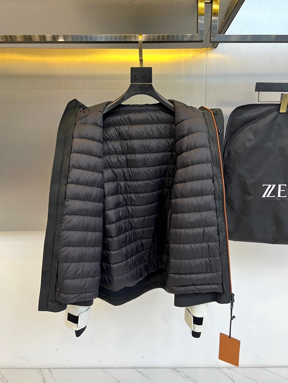 Zegna杰尼亚、2025秋冬新品三合一羽绒服以极简美学诠释多功能穿着理念。这款羽绒服提供纯白与黑灰拼色