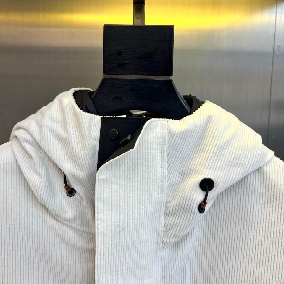 Zegna杰尼亚、2025秋冬新品三合一羽绒服以极简美学诠释多功能穿着理念。这款羽绒服提供纯白与黑灰拼色