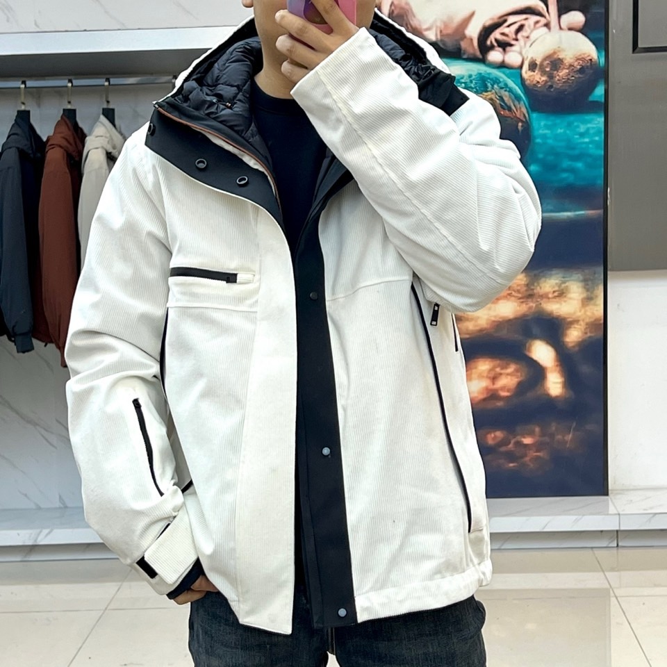 Zegna杰尼亚、2025秋冬新品三合一羽绒服以极简美学诠释多功能穿着理念。这款羽绒服提供纯白与黑灰拼色