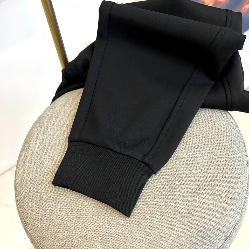 1v威登、2025秋冬新品米白色运动裤，以精湛工艺重新定义休闲奢华。采用顶级斜纹棉质面料，呈现柔和珠光质