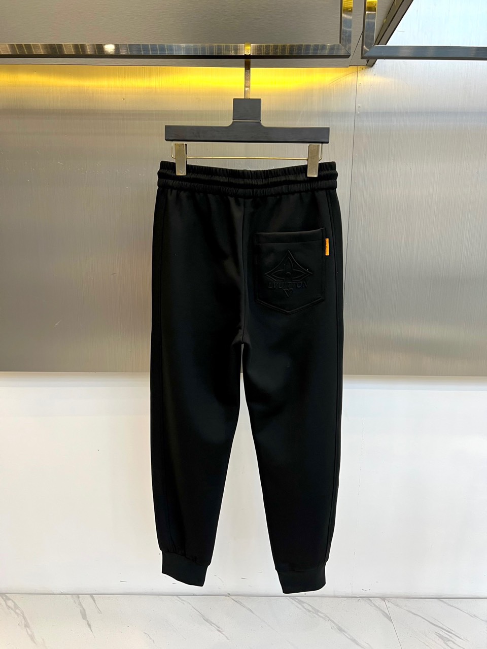 1v威登、2025秋冬新品米白色运动裤，以精湛工艺重新定义休闲奢华。采用顶级斜纹棉质面料，呈现柔和珠光质