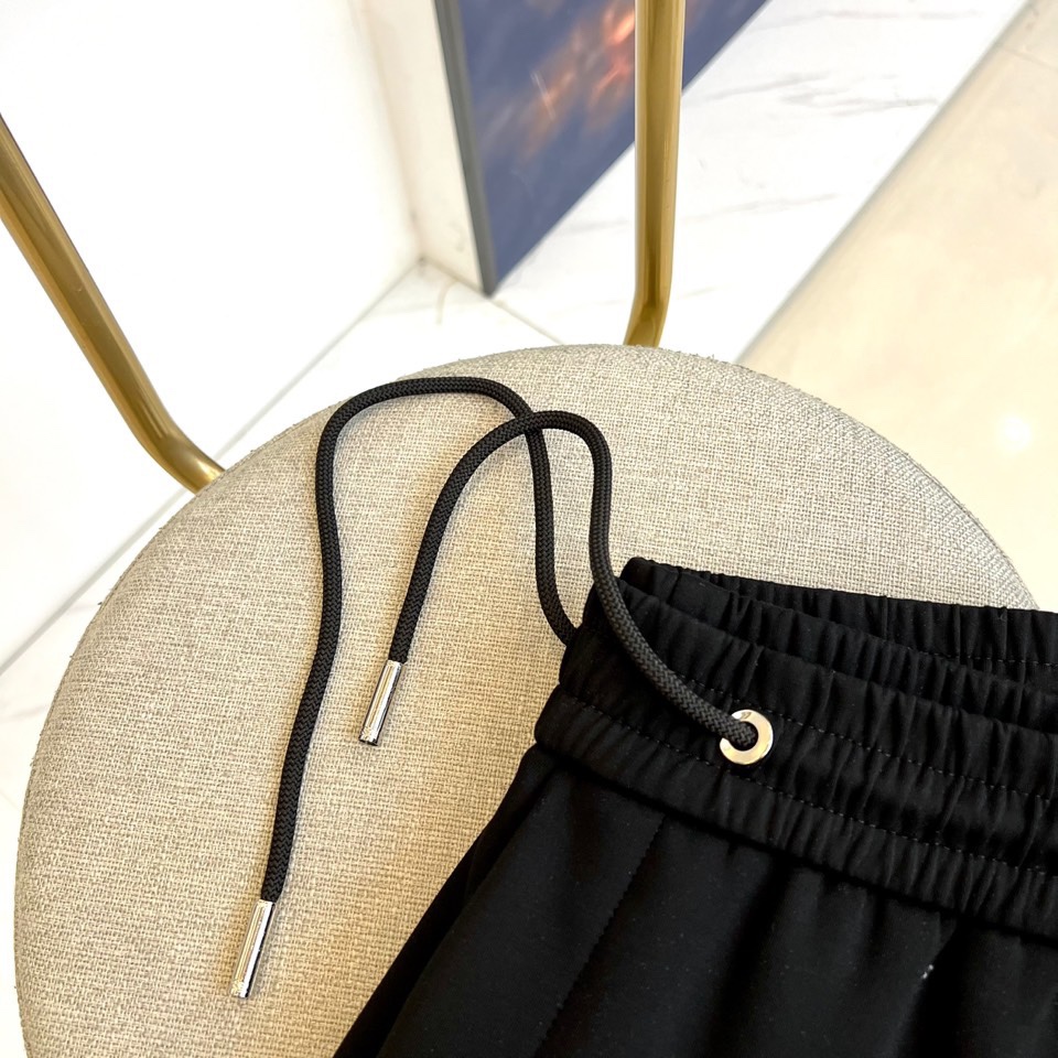 1v威登、2025秋冬新品米白色运动裤，以精湛工艺重新定义休闲奢华。采用顶级斜纹棉质面料，呈现柔和珠光质