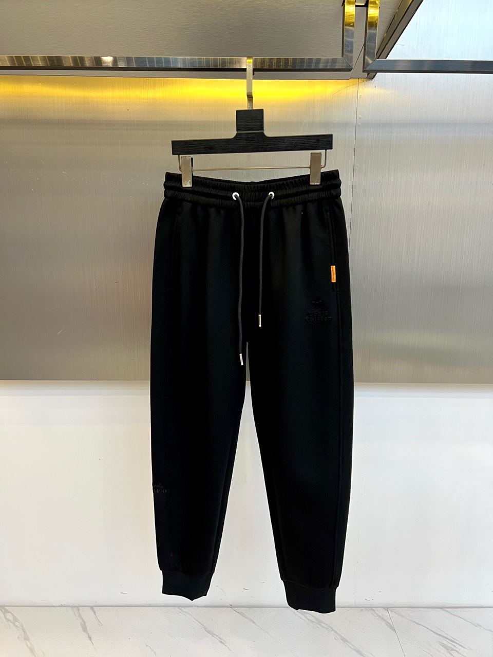 1v威登、2025秋冬新品米白色运动裤，以精湛工艺重新定义休闲奢华。采用顶级斜纹棉质面料，呈现柔和珠光质