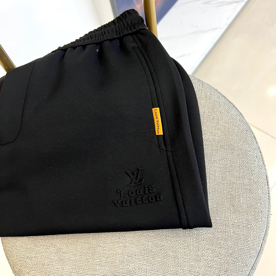 1v威登、2025秋冬新品米白色运动裤，以精湛工艺重新定义休闲奢华。采用顶级斜纹棉质面料，呈现柔和珠光质