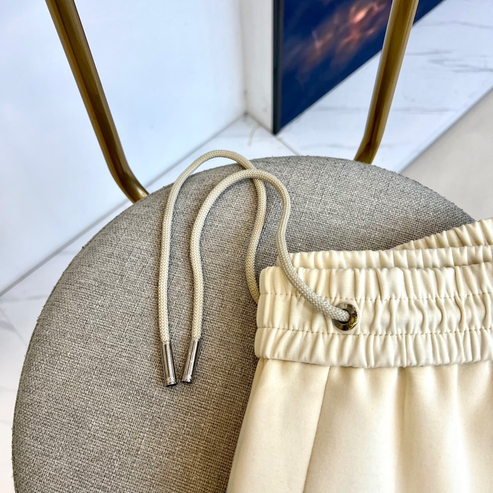 1v威登、2025秋冬新品米白色运动裤，以精湛工艺重新定义休闲奢华。采用顶级斜纹棉质面料，呈现柔和珠光质