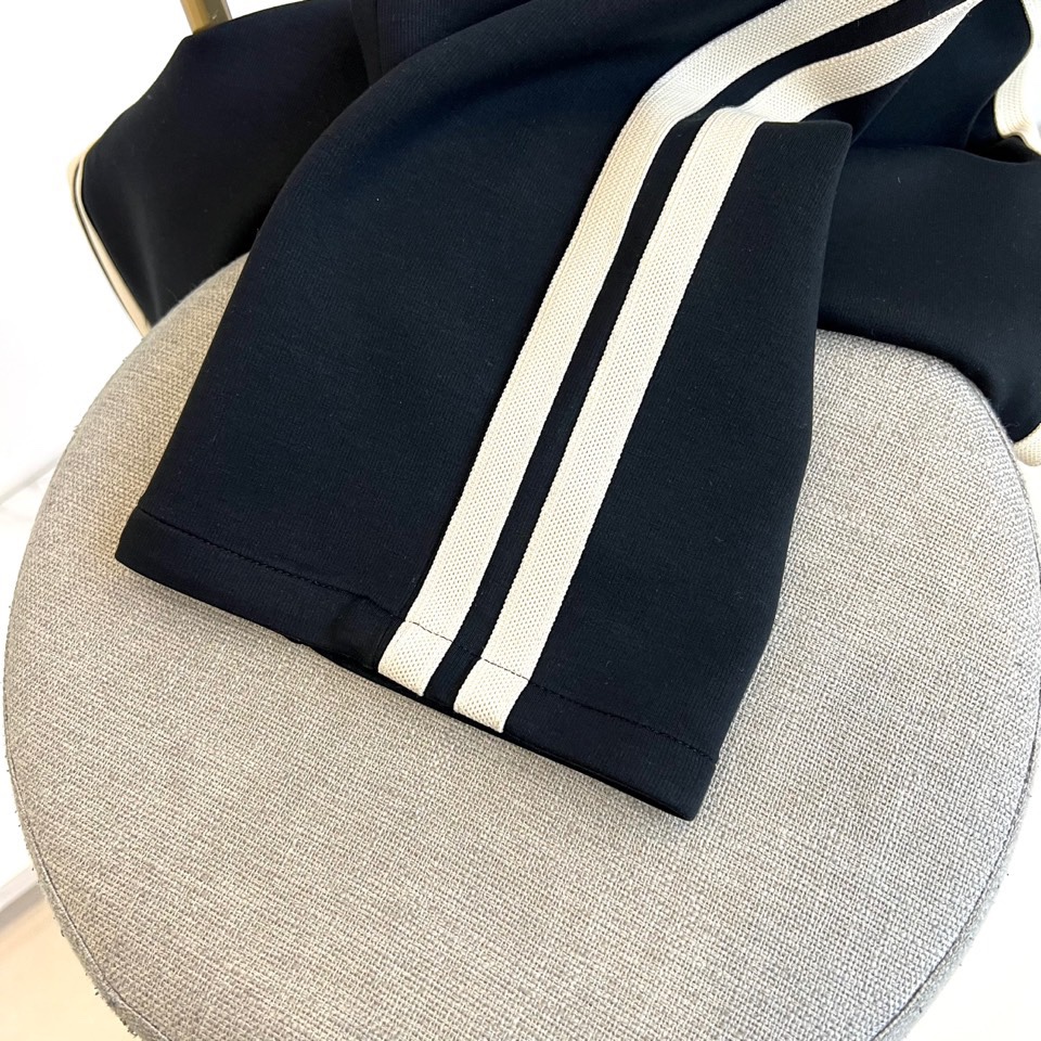 Given纪梵希、2025秋冬新品男士休闲裤，侧边装饰经典黑色条纹，从裤腰延伸至裤脚，形成流畅的视觉线条