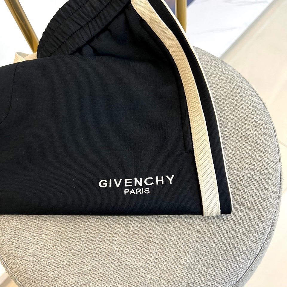 Given纪梵希、2025秋冬新品男士休闲裤，侧边装饰经典黑色条纹，从裤腰延伸至裤脚，形成流畅的视觉线条