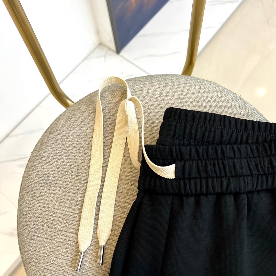 Given纪梵希、2025秋冬新品男士休闲裤，侧边装饰经典黑色条纹，从裤腰延伸至裤脚，形成流畅的视觉线条