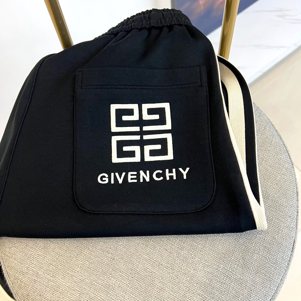 Given纪梵希、2025秋冬新品男士休闲裤，侧边装饰经典黑色条纹，从裤腰延伸至裤脚，形成流畅的视觉线条