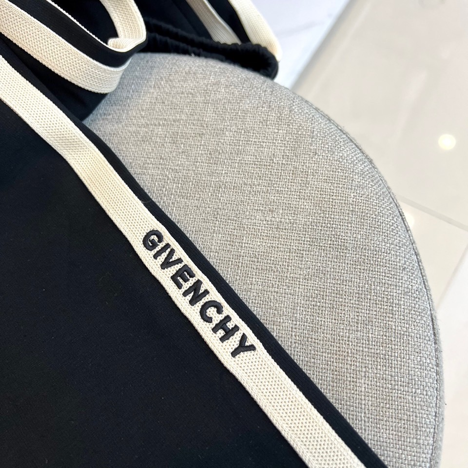 Given纪梵希、2025秋冬新品男士休闲裤，侧边装饰经典黑色条纹，从裤腰延伸至裤脚，形成流畅的视觉线条