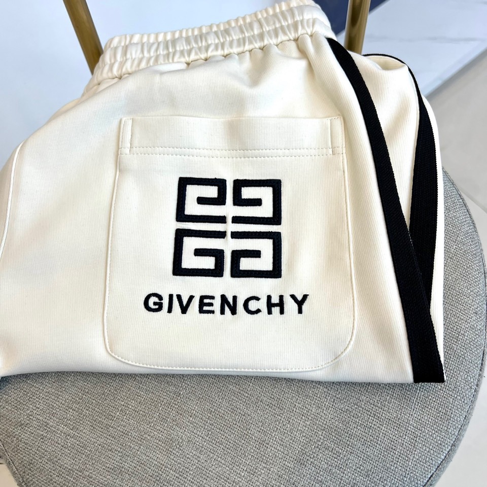 Given纪梵希、2025秋冬新品男士休闲裤，侧边装饰经典黑色条纹，从裤腰延伸至裤脚，形成流畅的视觉线条