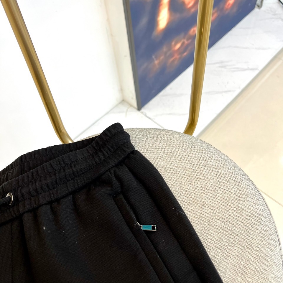 VALENTINO华伦天奴、2025秋冬新品针织休闲裤。深棕色基调演绎意式奢华美学，松紧腰头搭配可调节抽