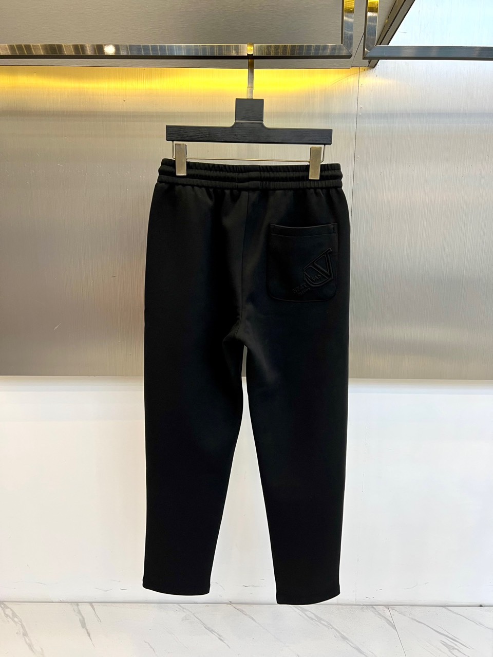 VALENTINO华伦天奴、2025秋冬新品针织休闲裤。深棕色基调演绎意式奢华美学，松紧腰头搭配可调节抽