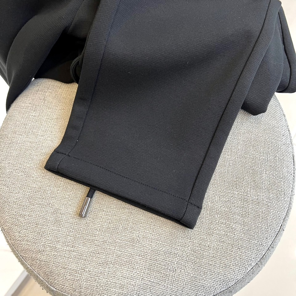 VALENTINO华伦天奴、2025秋冬新品针织休闲裤。深棕色基调演绎意式奢华美学，松紧腰头搭配可调节抽