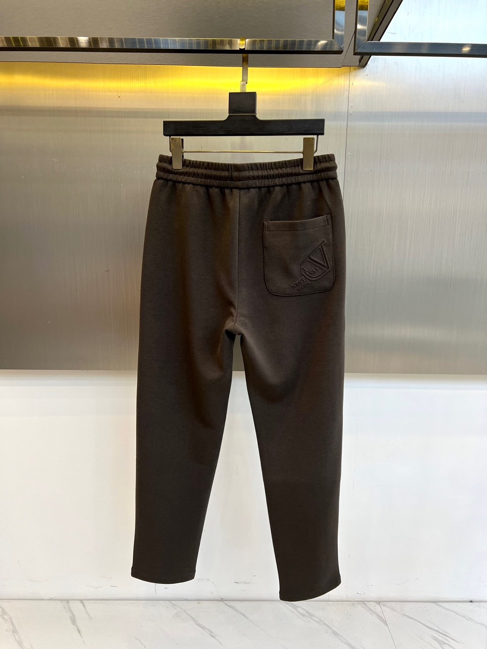 VALENTINO华伦天奴、2025秋冬新品针织休闲裤。深棕色基调演绎意式奢华美学，松紧腰头搭配可调节抽
