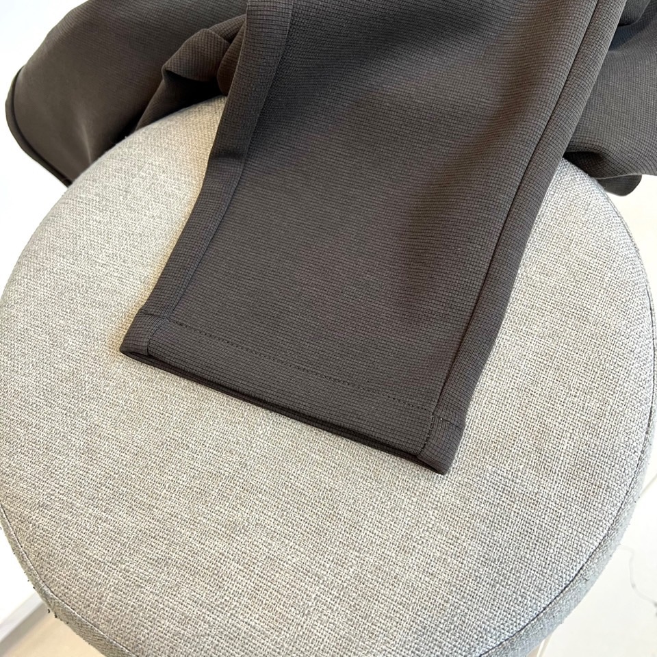 VALENTINO华伦天奴、2025秋冬新品针织休闲裤。深棕色基调演绎意式奢华美学，松紧腰头搭配可调节抽