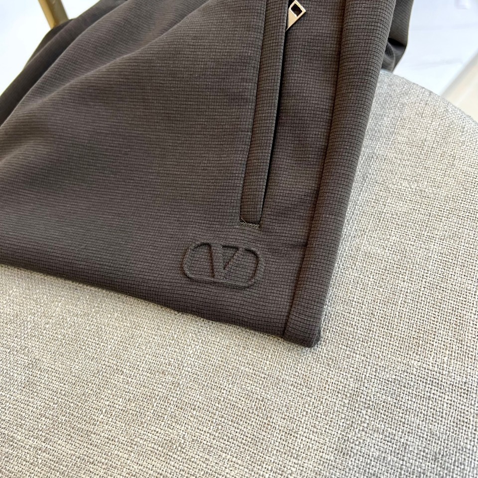 VALENTINO华伦天奴、2025秋冬新品针织休闲裤。深棕色基调演绎意式奢华美学，松紧腰头搭配可调节抽