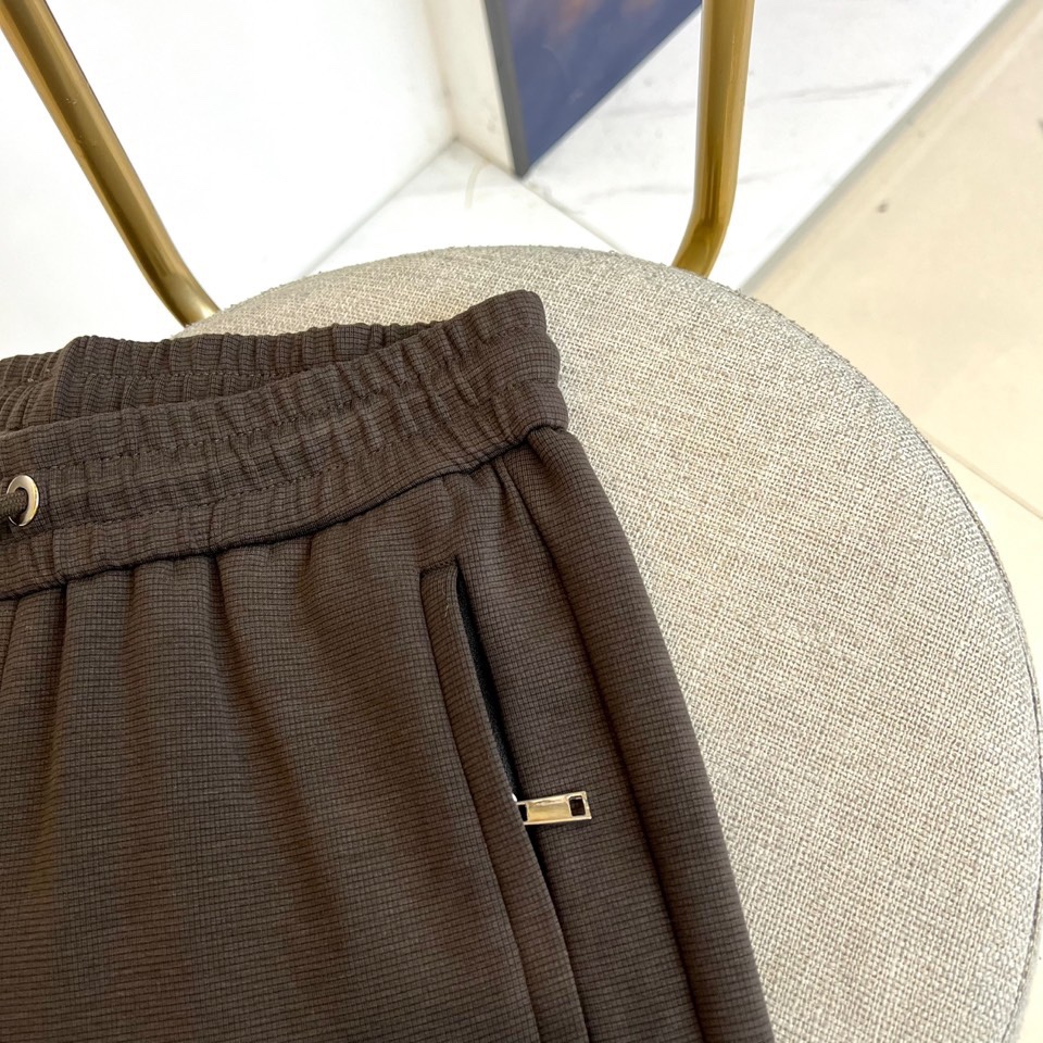 VALENTINO华伦天奴、2025秋冬新品针织休闲裤。深棕色基调演绎意式奢华美学，松紧腰头搭配可调节抽