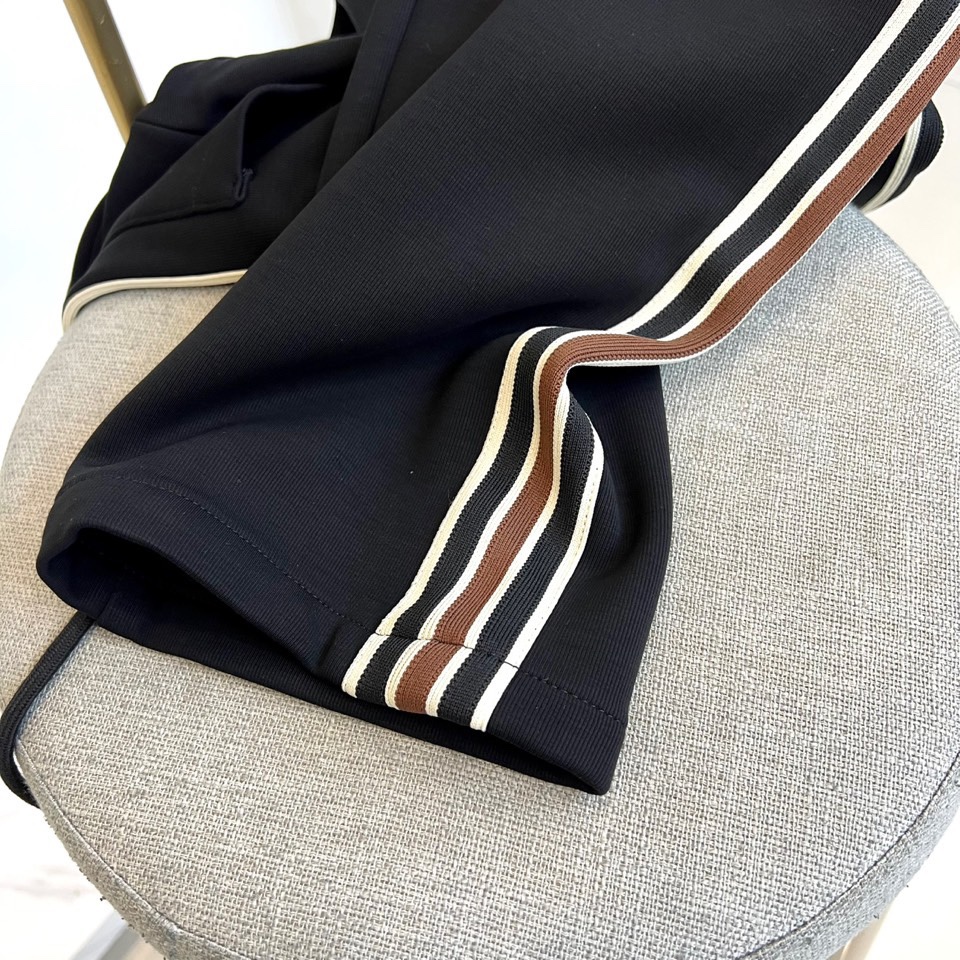 Gucc古驰、2025秋冬新品 GU休闲针织裤。采用50.3%锦纶+42.8%再生纤维素纤维+6.9%氨