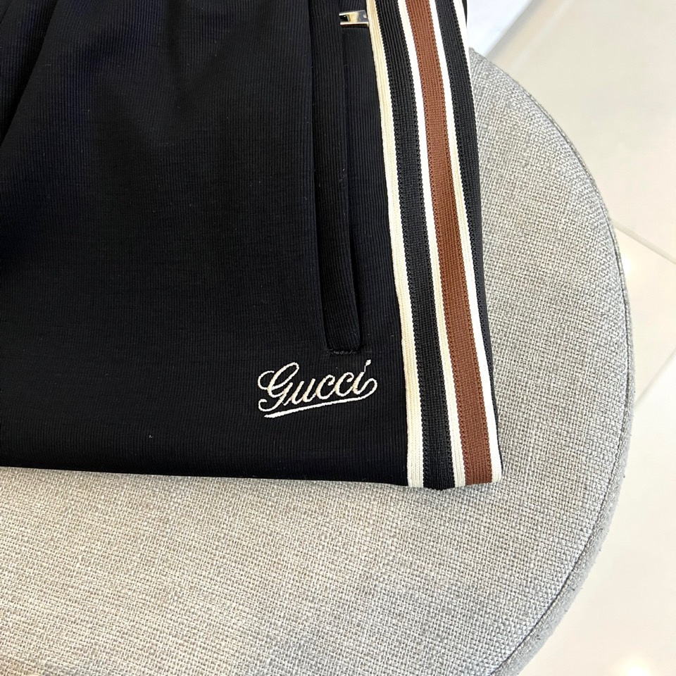 Gucc古驰、2025秋冬新品 GU休闲针织裤。采用50.3%锦纶+42.8%再生纤维素纤维+6.9%氨