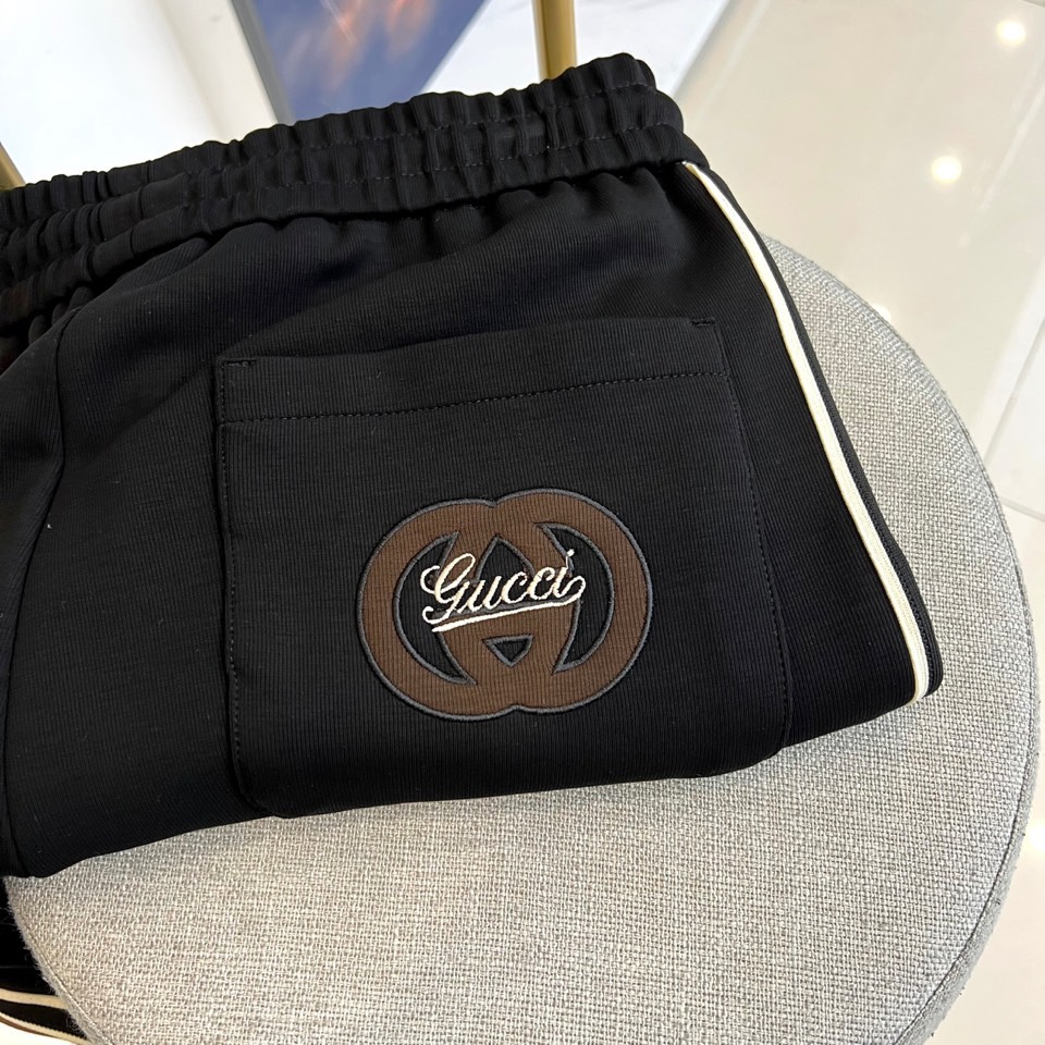 Gucc古驰、2025秋冬新品 GU休闲针织裤。采用50.3%锦纶+42.8%再生纤维素纤维+6.9%氨