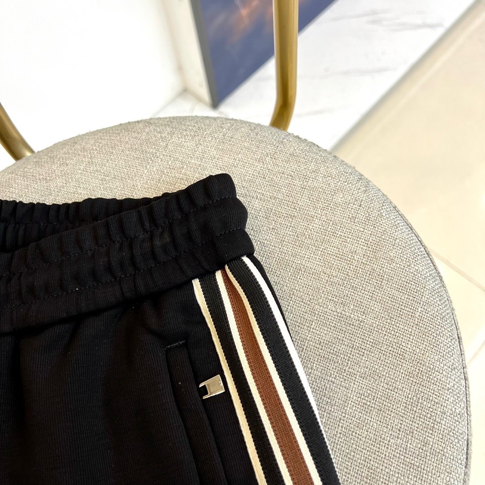 Gucc古驰、2025秋冬新品 GU休闲针织裤。采用50.3%锦纶+42.8%再生纤维素纤维+6.9%氨