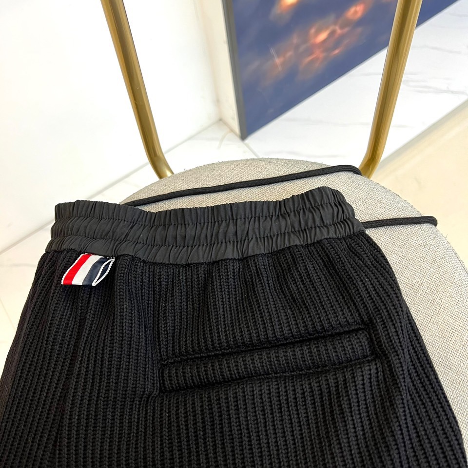 TB汤姆布朗、2025秋冬新品【加绒加厚】休闲长裤，以实用主义设计诠释冬日舒适美学。裤装采用弹性抽绳腰头