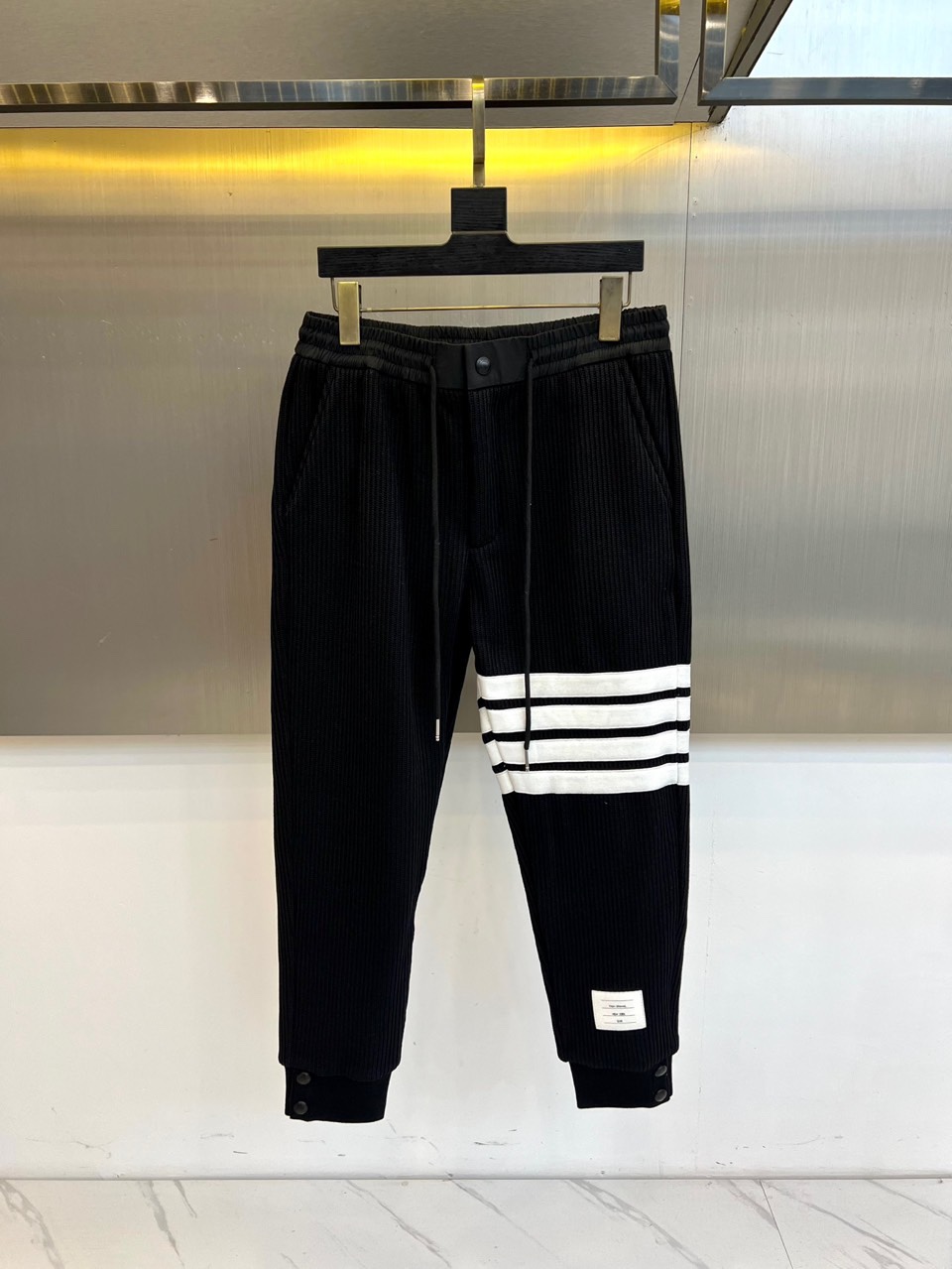 TB汤姆布朗、2025秋冬新品【加绒加厚】休闲长裤，以实用主义设计诠释冬日舒适美学。裤装采用弹性抽绳腰头